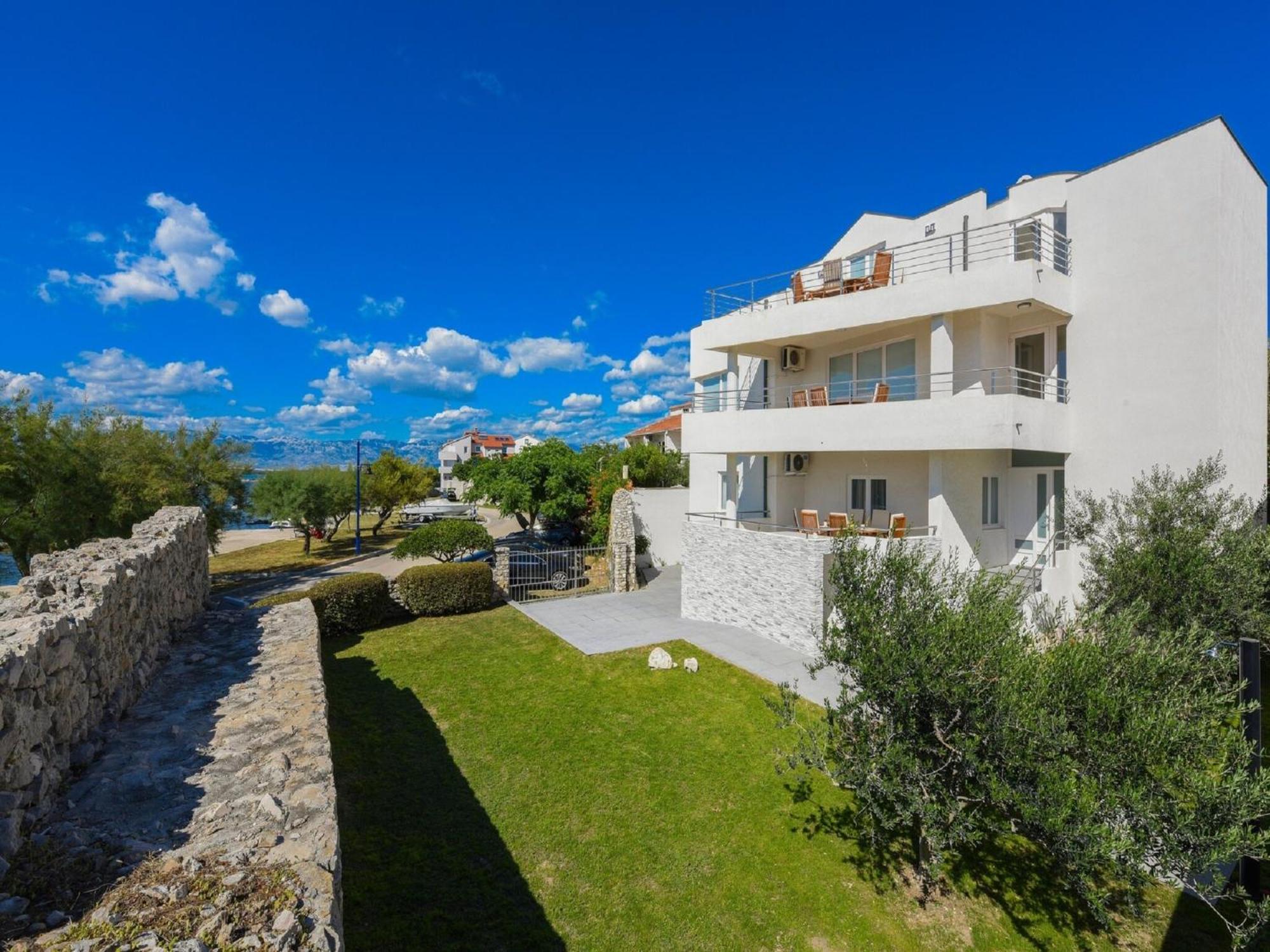Modern Villa In Nin With Terrace エクステリア 写真